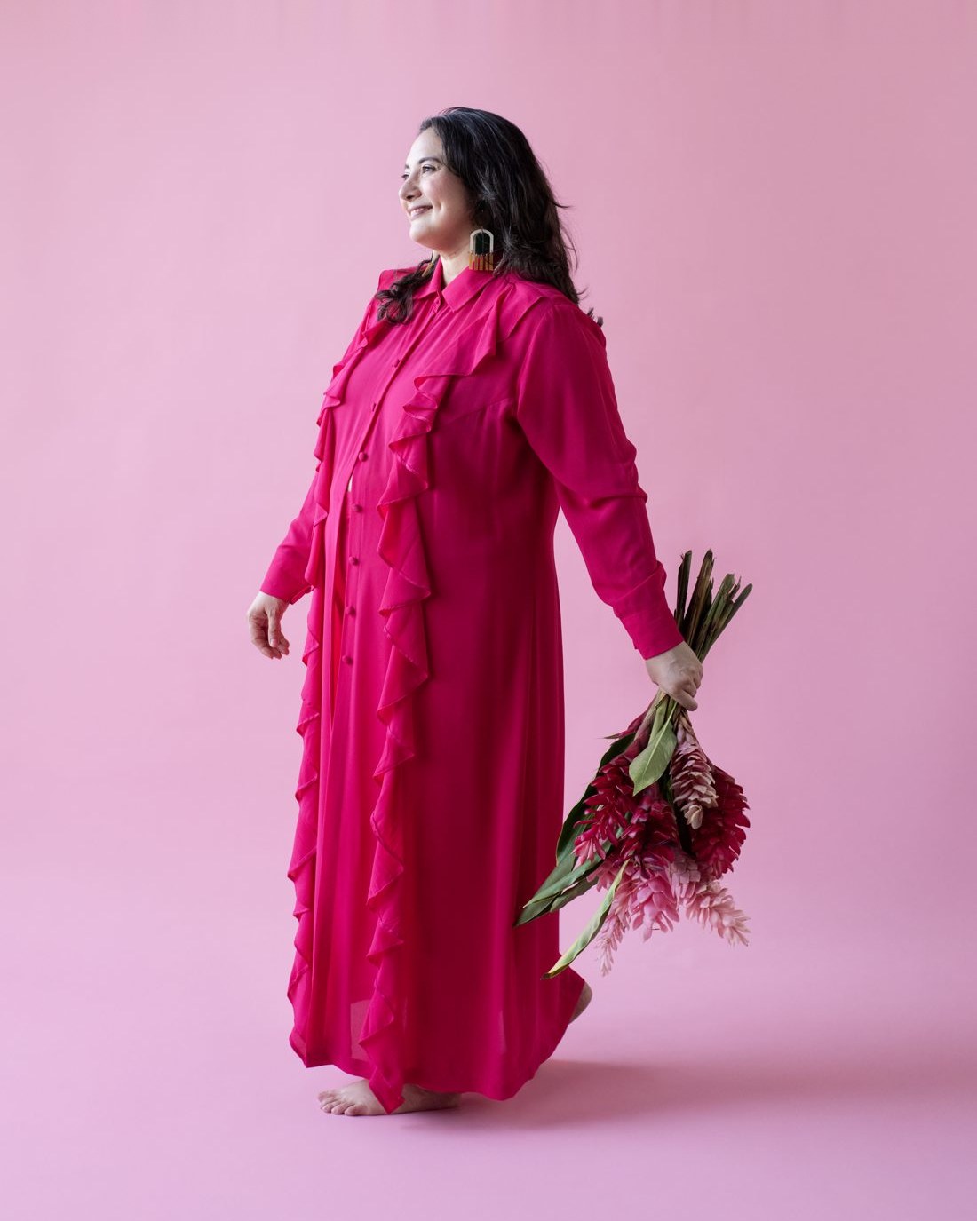 Alejandra Porta con un vestido rosa y flores en la mano