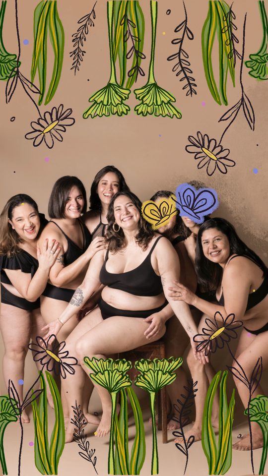 Siete mujeres en ropa interior negra riendo juntas alrededor de un banquito, enmarcadas por flores dibujadas a mano