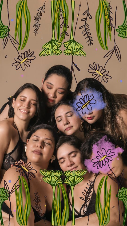 Mujeres apoyando sus cabezas juntas con los ojos cerrados, enmarcadas por flores dibujadas a mano