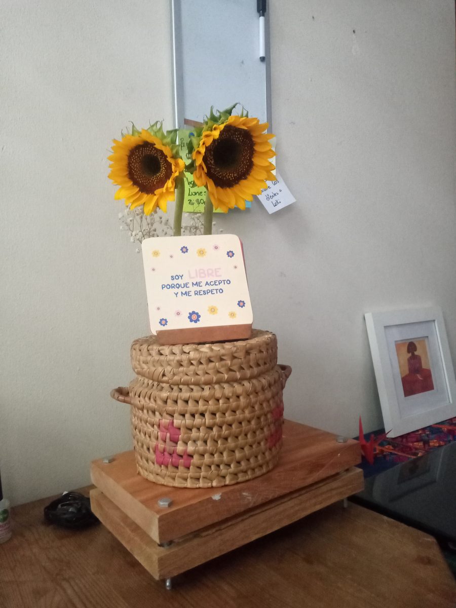 Una carta de afirmación junto a girasoles