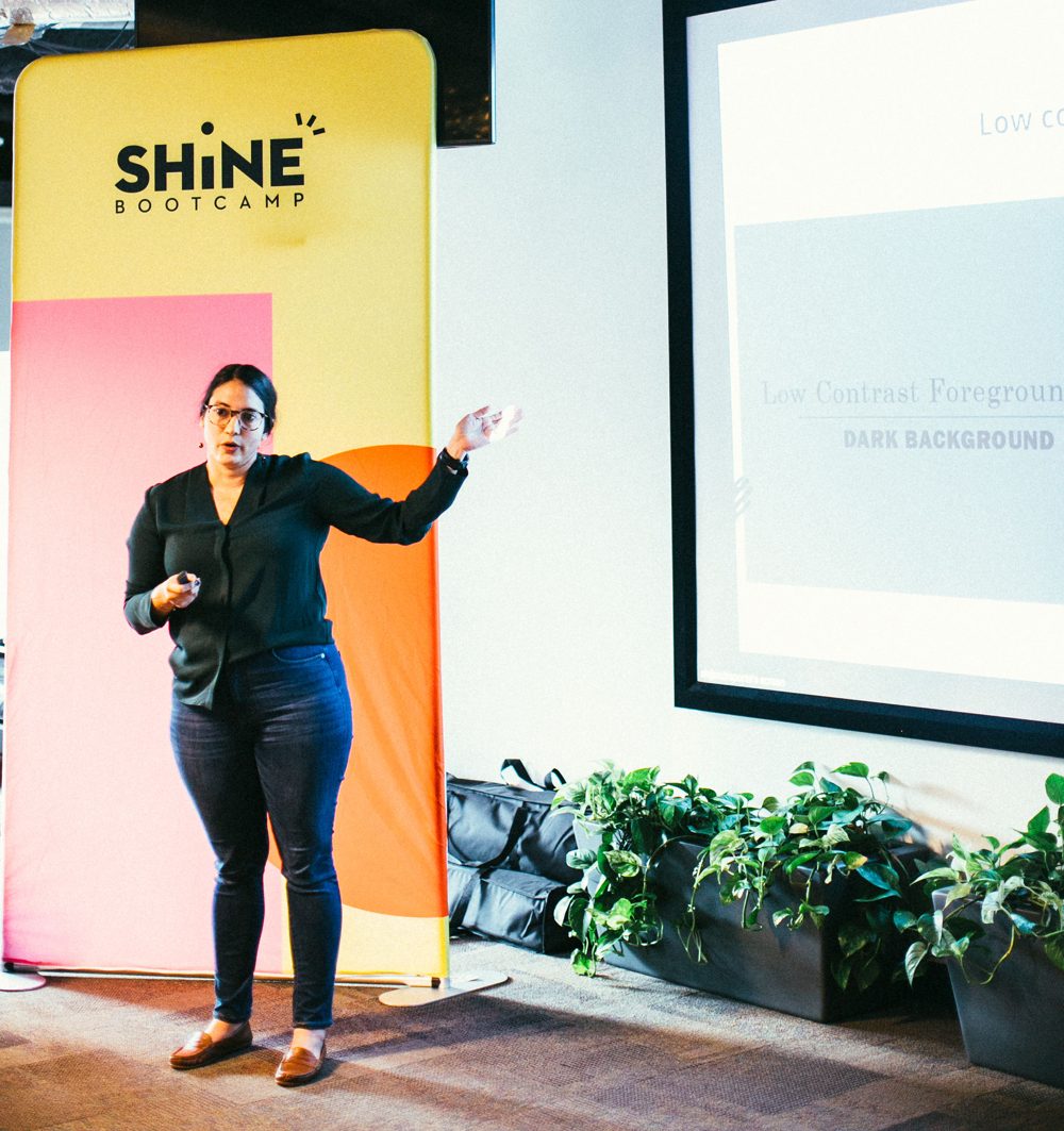 Ale dando una charla en un evento de Shine Bootcamp