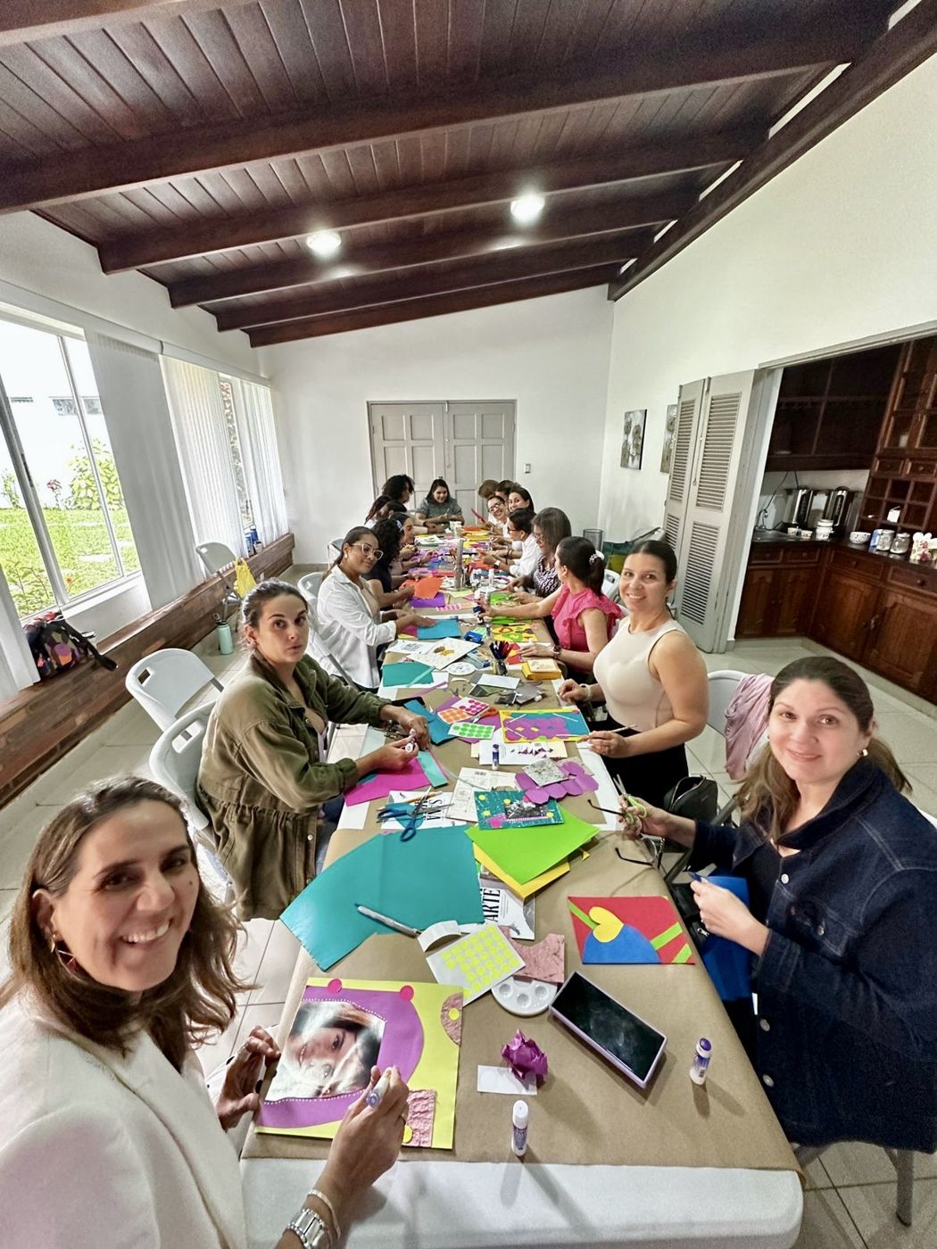 Mujeres haciendo collages en el taller Sanar a tu niña interior a través del arte